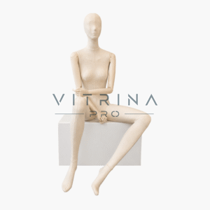 Mannequin de vitrine femme assise couture en lin beige